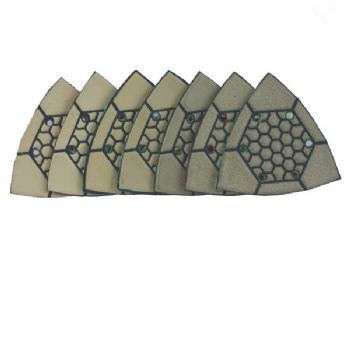 Triangular dry flexible polishing pads